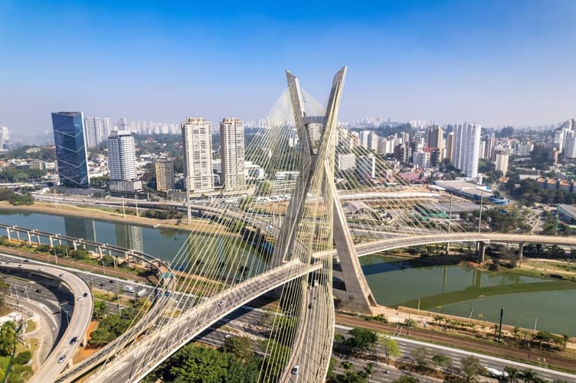 São Paulo, Brasil Ponte Estaiada e skyline sobre o rio Pinheiros