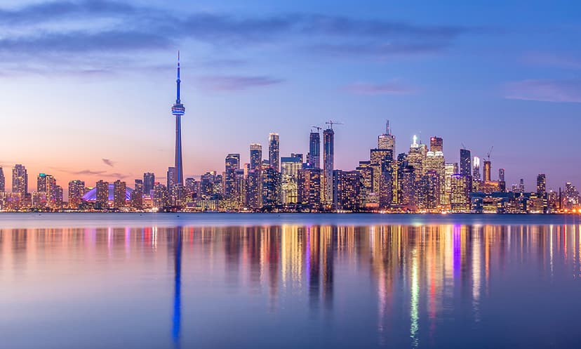 Toronto, Canadá skyline e CN Tower ao crepúsculo no lago Ontário